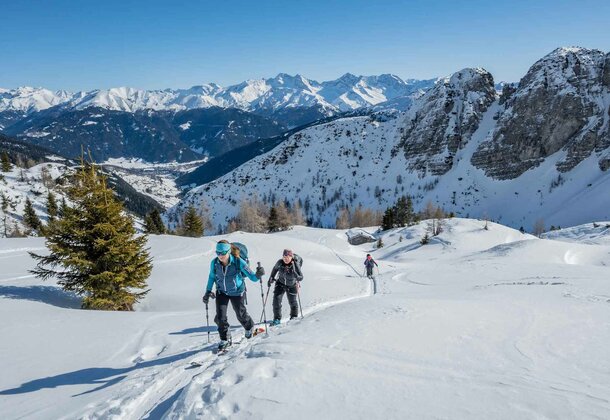 Gruppe bei einer Skitour im Gschnitztal