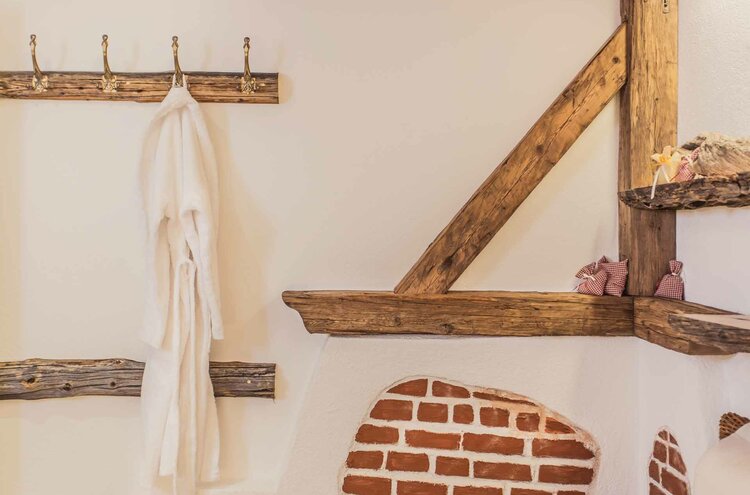 Bademantel an Holzgarderobe im Vitalbereich