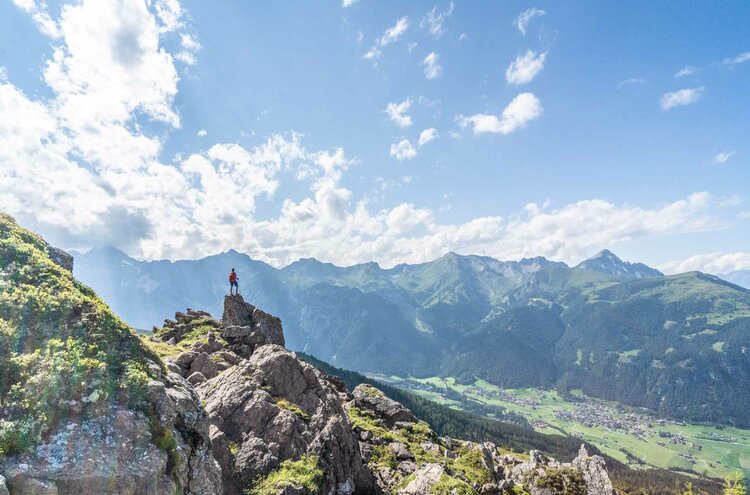 Wandern im Gschnitztal Bergwanderer in der Bergwelt im Gschnitztal