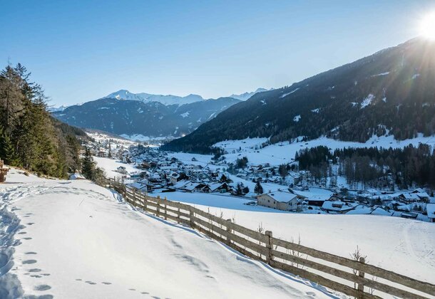 Blick ins verschneite Gschnitztal