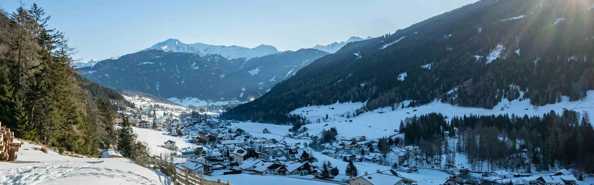 Blick ins verschneite Gschnitztal