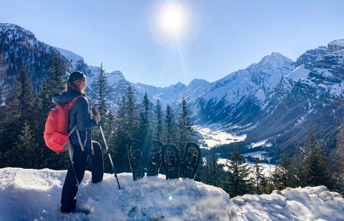 Frau beim Schneeschuhwandern im Wipptal