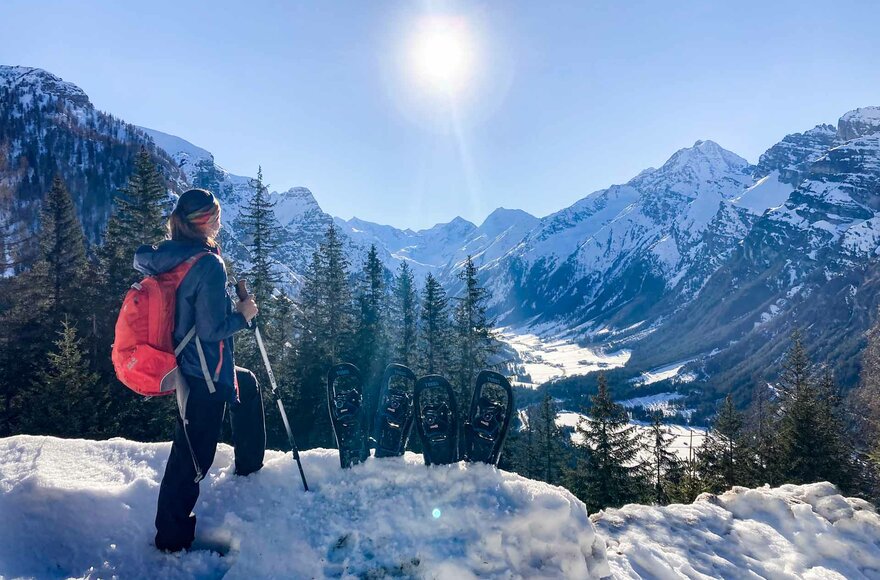 Frau beim Schneeschuhwandern im Wipptal