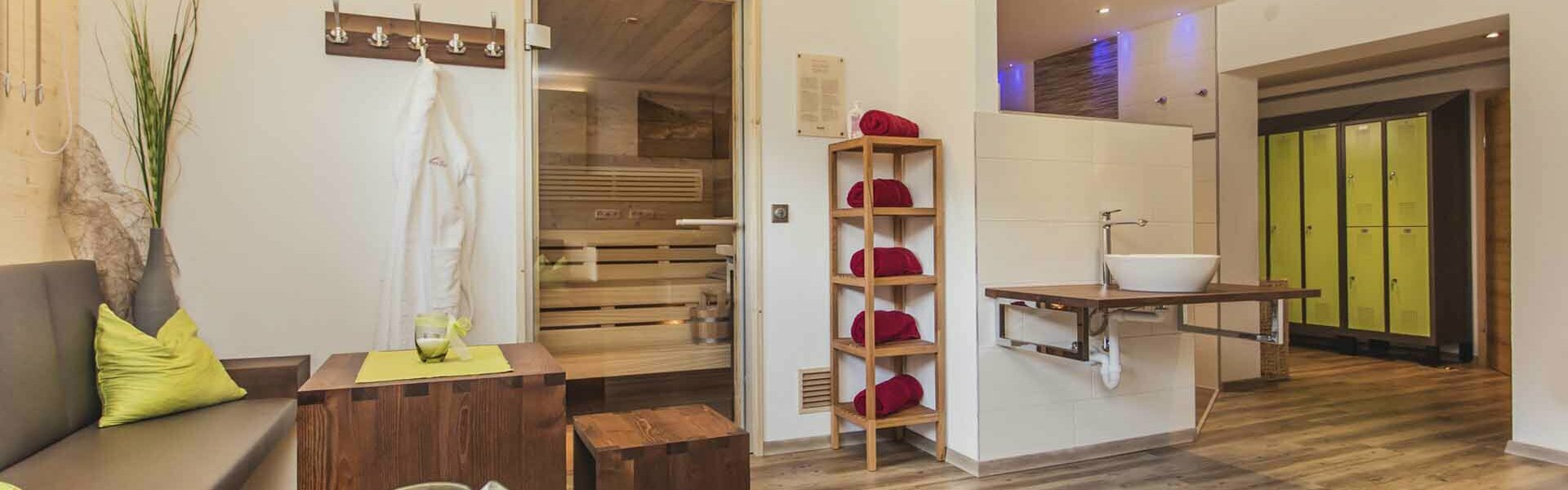 Heller, freundlicher Vitalbereich im Hotel Hohe Burg Trins