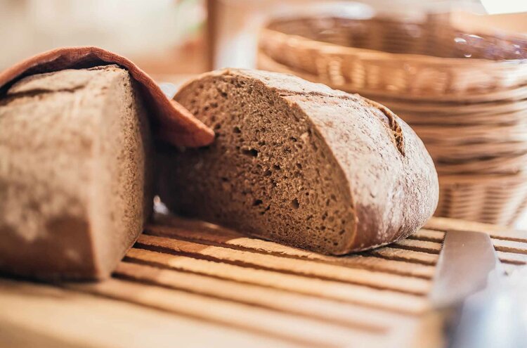 Angeschnittenes Schwarzbrot beim Frühstücksbuffet