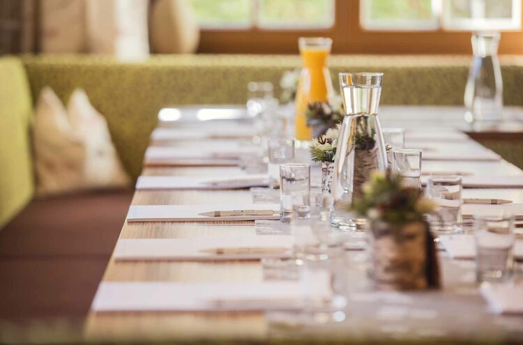 Schön gedeckter Restauranttisch in der Hohen Burg im Trins