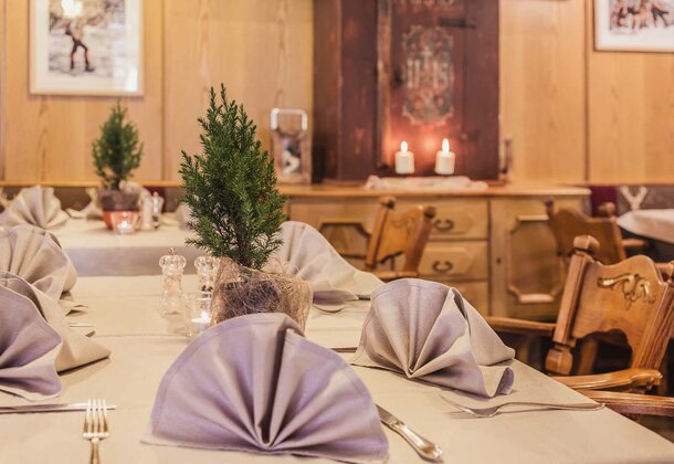 Gemütliches Restaurant Gedeckter Tisch im Hotel-Restaurant Hohe Burg in Trins