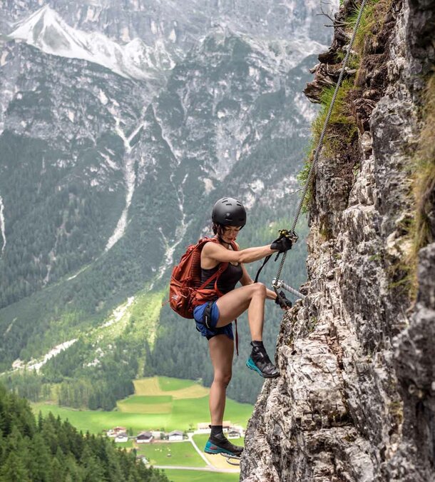 Frau beim Klettern im Gschnitztal
