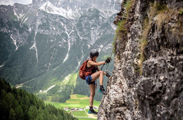 Frau beim Klettern im Gschnitztal