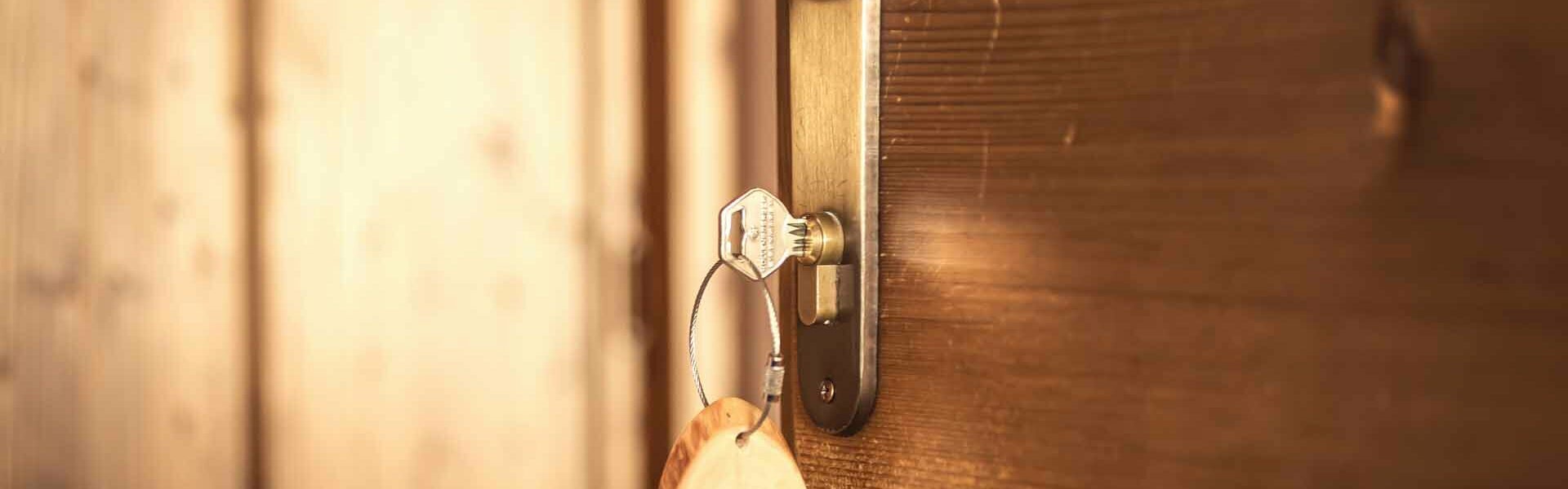 Holztür mit goldenem Schlüssel