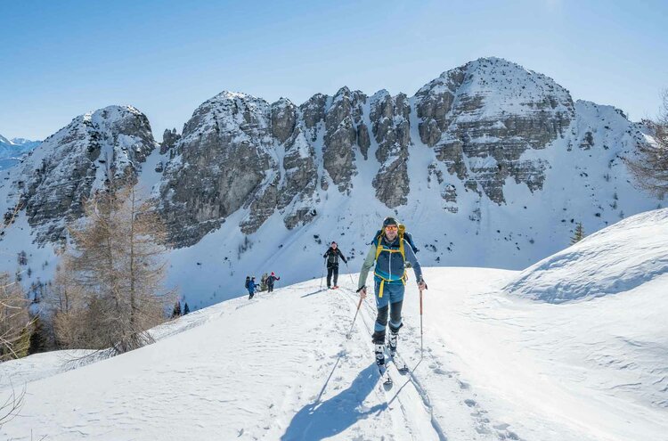 Eine Gruppe bei einer Skitour im Gschnitztal