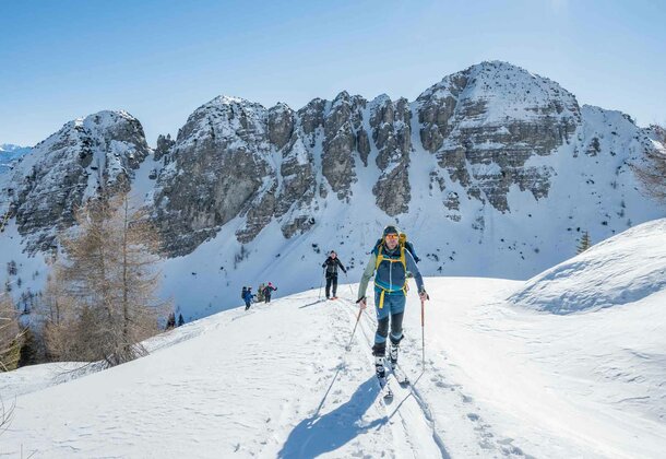 Eine Gruppe bei einer Skitour im Gschnitztal