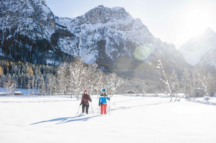 Zwei Personen beim Schneeschuhwandern in Trins