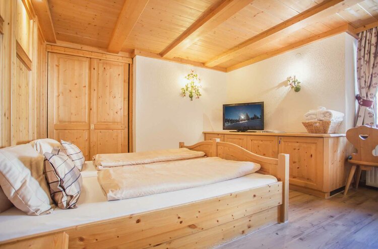 Doppelzimmer Alpin mit Fernseher im Hotel Hohe Burg in Trins