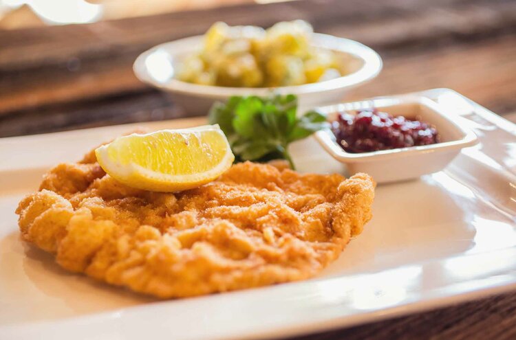 Wiener Schnitzel mit Preiselbeeren und Kartoffelsalat