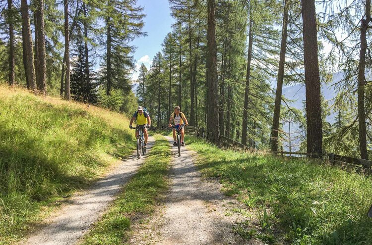 Zwei Personen bei Bike-Tour