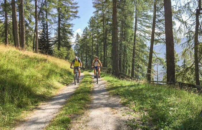 Zwei Personen bei Bike-Tour