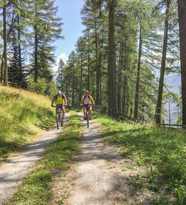 Zwei Personen bei Bike-Tour