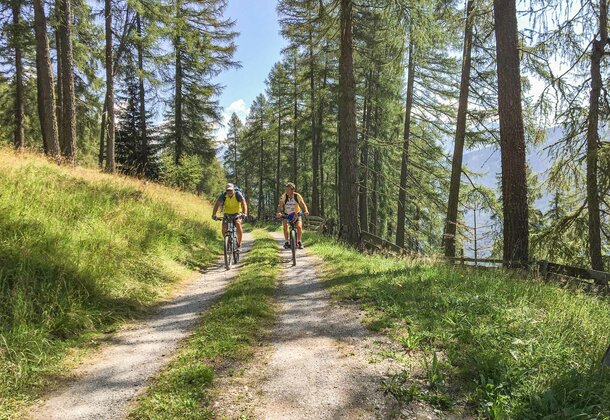 Zwei Personen bei Bike-Tour