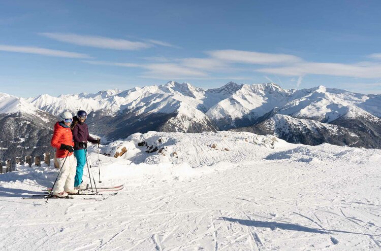 Zwei Skifahrer am Berg im Wipptal
