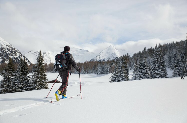 Mann bei Skitour im Wipptal