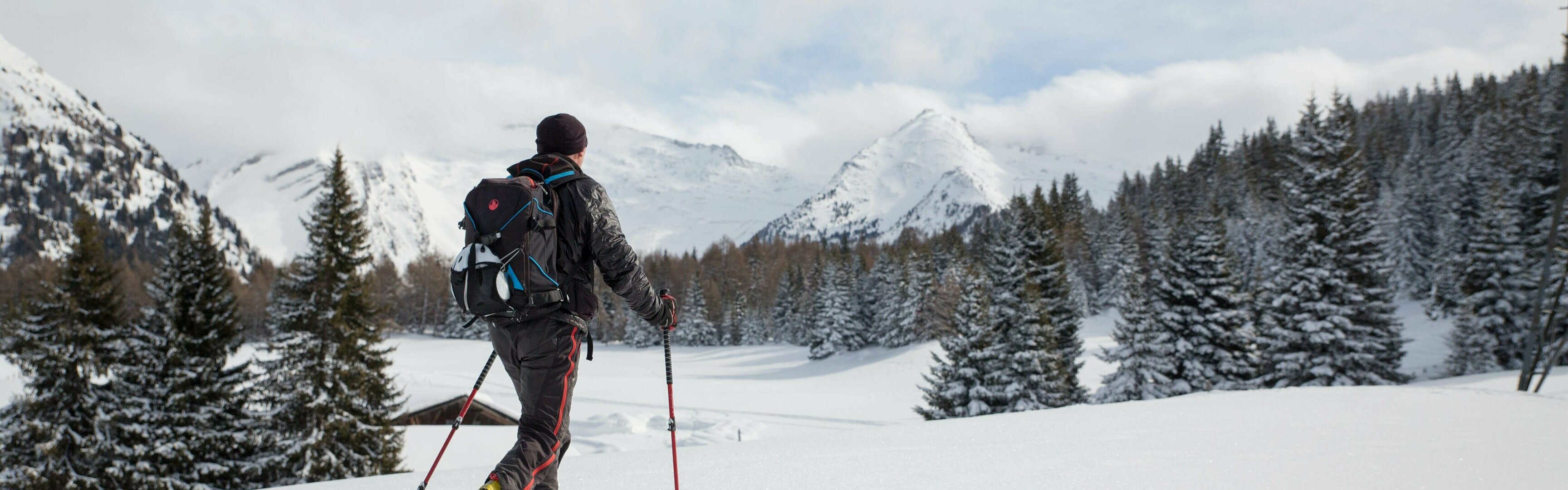 Mann bei Skitour im Wipptal