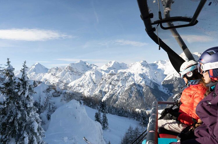 Skifahrer in Sessellift im Wipptal