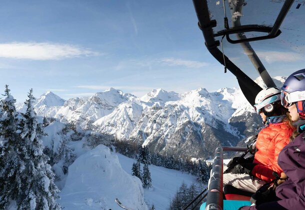 Skifahrer in Sessellift im Wipptal