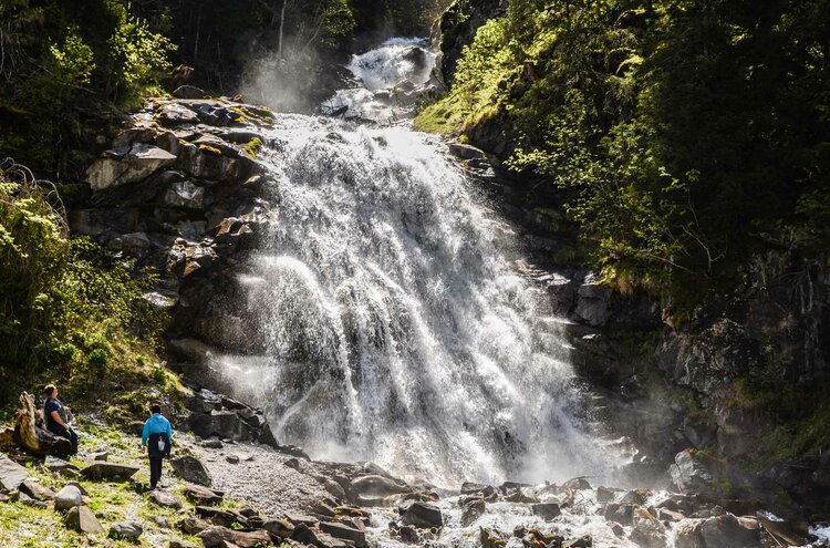 Wanderer am Wasserfall im Gschnitztal